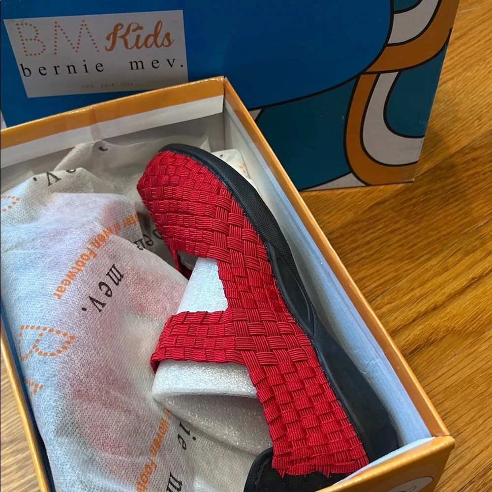 bernie mev. Kids woven Mary Jane slip on little Red Dress Shoes 1.5-2 kids new